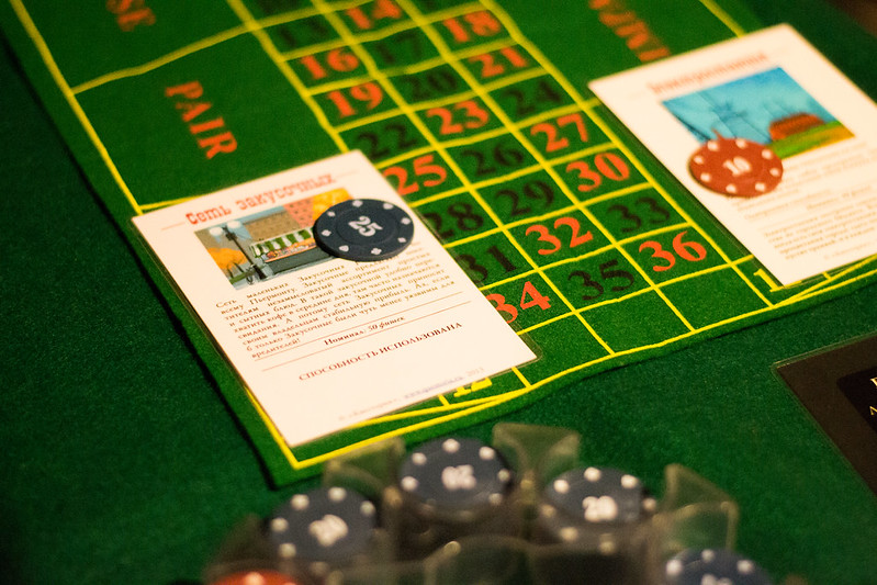 Ведущий развлекает гостей на корпоративе в Таганроге