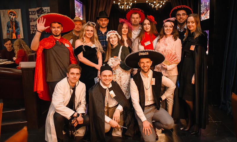 Корпоратив на Новый год в Таганроге — празднично украшенный банкетный зал