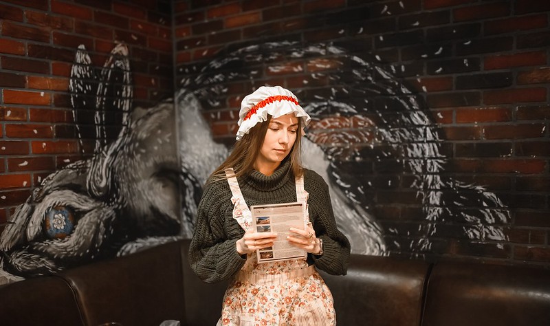 Выездные квесты на Международный женский день: организаторы проводят игру в школе Taganrog