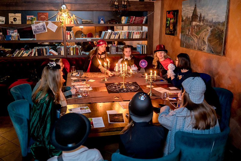 Дети разгадывают загадки в семейном квесте Хэллоуина в Taganrog